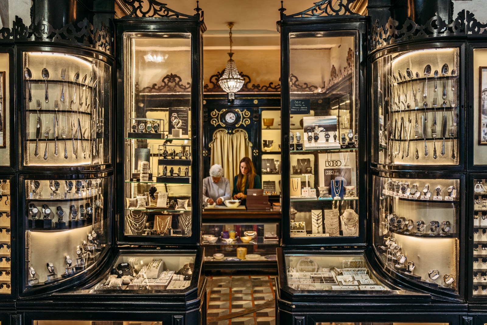 Maestro orafo al lavoro nell'atelier Gioielleria Rocca